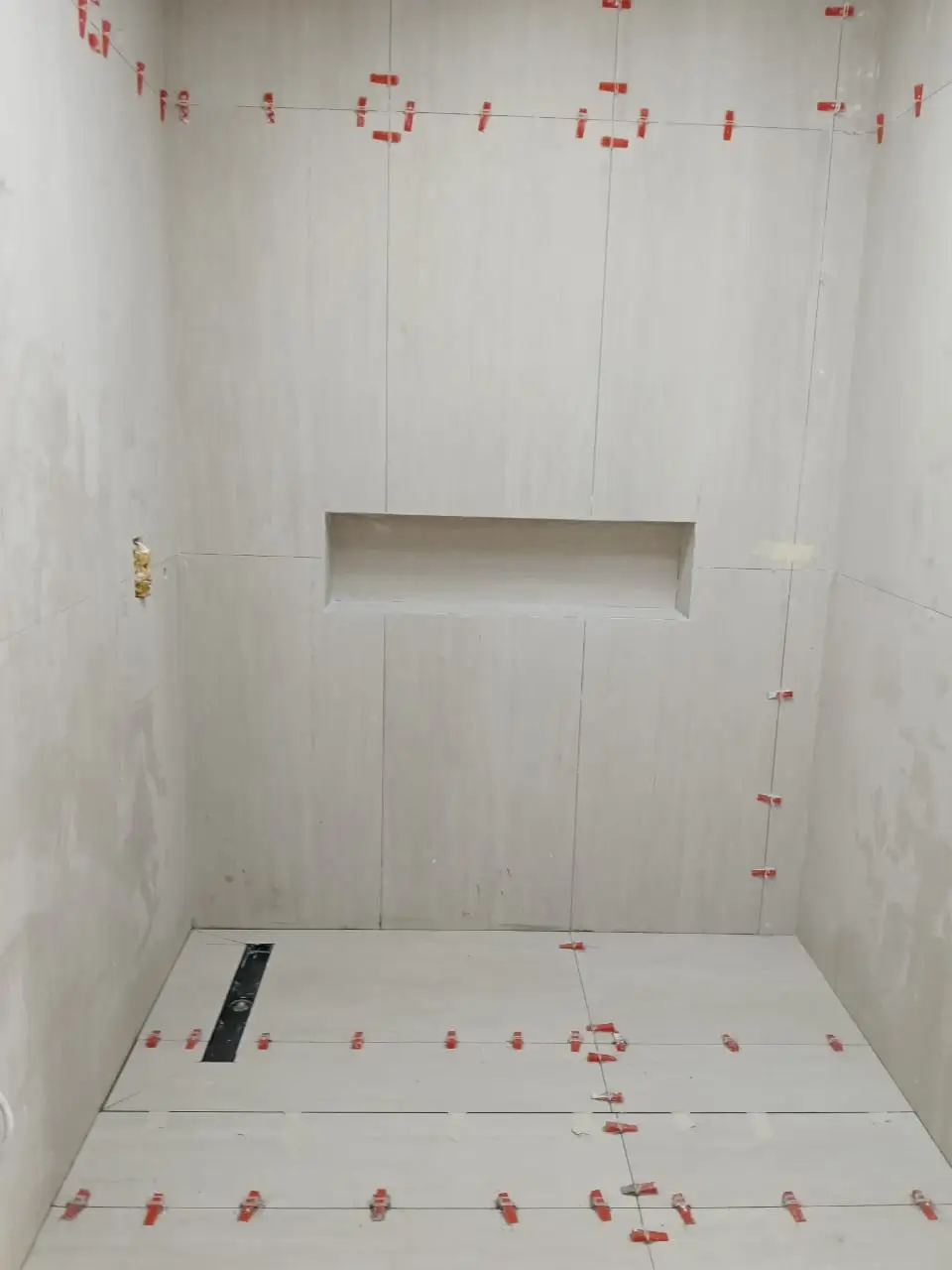 تنفيذ سيراميك حوائط من أعمال أفنان